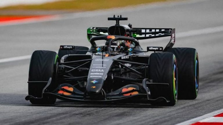 Der neue McLaren-Bolide (hier mit Lando Norris im Cockpit) hatte am zweiten Testtag des Rennstalls Probleme (Quelle: Instagram/mclarenf1).