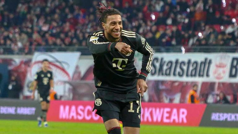 Michael Olise glänzt als Vorbereiter und Torschütze. Hier feiert der Franzose einen Treffer beim 5:1-Sieg des FC Bayern in Leipzig.