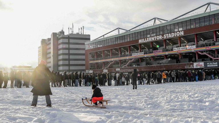 In Hamburg könnte der Rasen im Millerntor-Stadion schneeweiß erstrahlen.