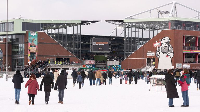 Das Millerntor-Stadion auf St. Pauli ist gut eingeschneit.