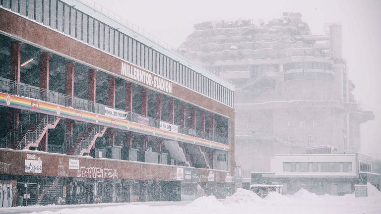 Das Millerntor-Stadion mitten im Schneegestöber.