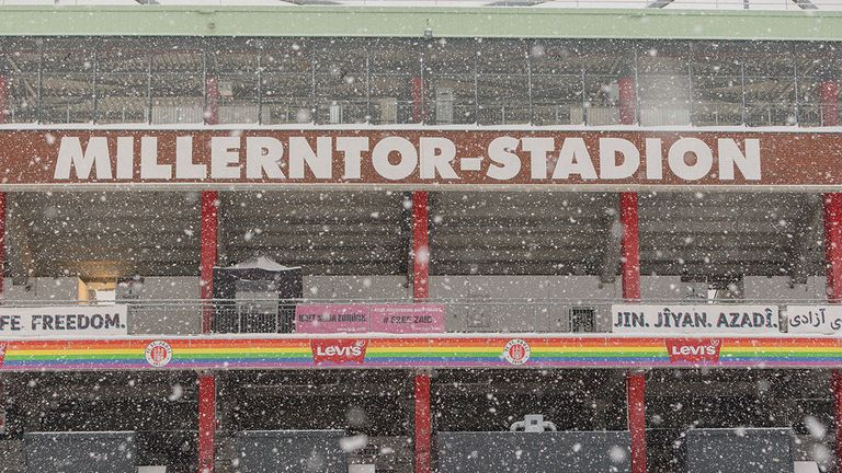 Das Millerntor-Stadion im Winterwetter und Schnee.
