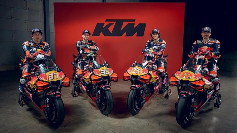 Die Fahrer Pedro Acosta und Brad Binder (Red Bull KTM Factory Racing) sowie Enea Bastianini und Maverick Viñales (Red Bull KTM Tech3) starten mit der neuesten Version der KTM RC16 in die Saison 2026.
