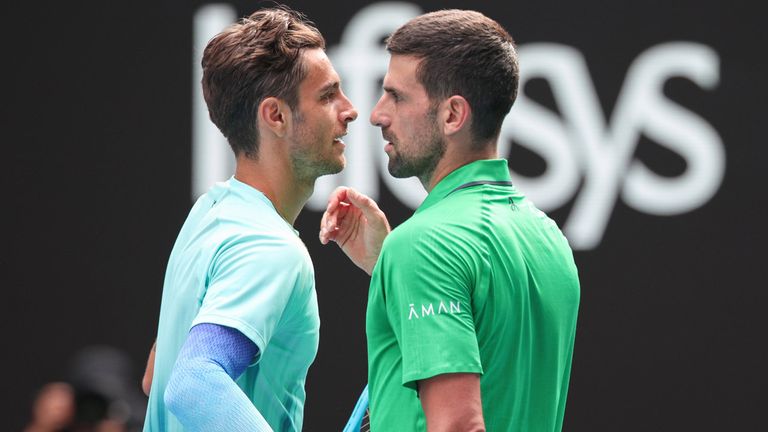 Lorenzo Musetti (l.) musste gegen Novak Djokovic verletzungsbedingt aufgeben.