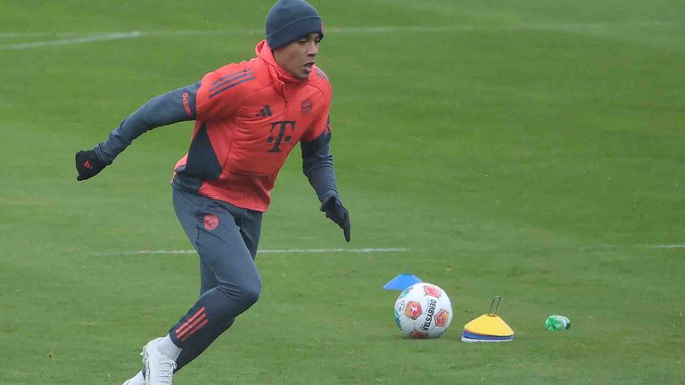 Jamal Musiala arbeitet im Training des FC Bayern für sein Comeback.