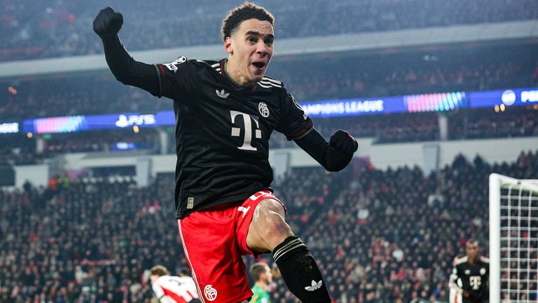 Sprung ins Glück: Jamal Musiala feierte seinen ersten Treffer nach langer Verletzungspause emotional.