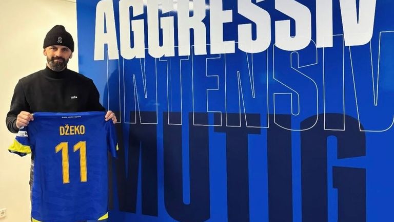 Schalke-Trainer Miron Muslic präsentiert sein Trikot-Geschenk von Edin Dzeko. (Bildquelle: Instagram / miron.muslic)