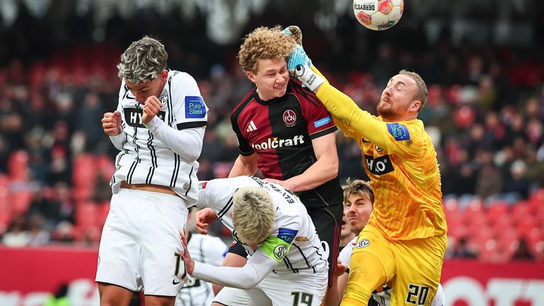 Startelf-Debütant Piet Scobel (M.) wird beim 3:2-Sieg des 1. FC Nürnberg gegen die SV Elversberg zum Club-Helden.