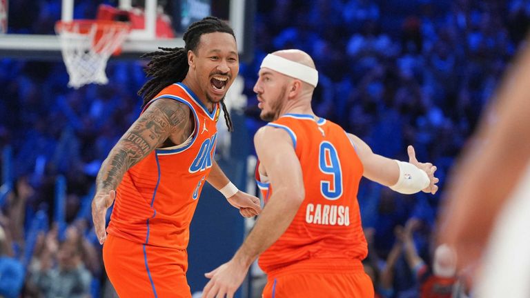 Jaylin Williams (links) und Alex Caruso (rechts) bejubeln eine starke Szene beim Heimsieg der Oklahoma City Thunder gegen die Miami Heat.