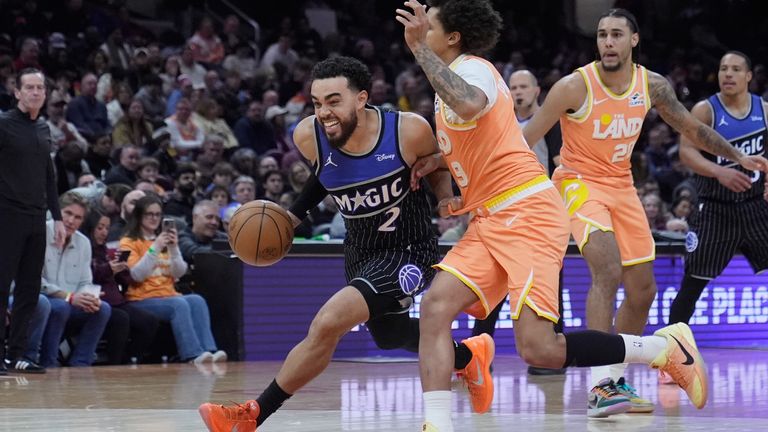 Orlando um Gard Tyus Jones (l.) muss sich ohne Franz Wagner einmal mehr geschlagen geben. 