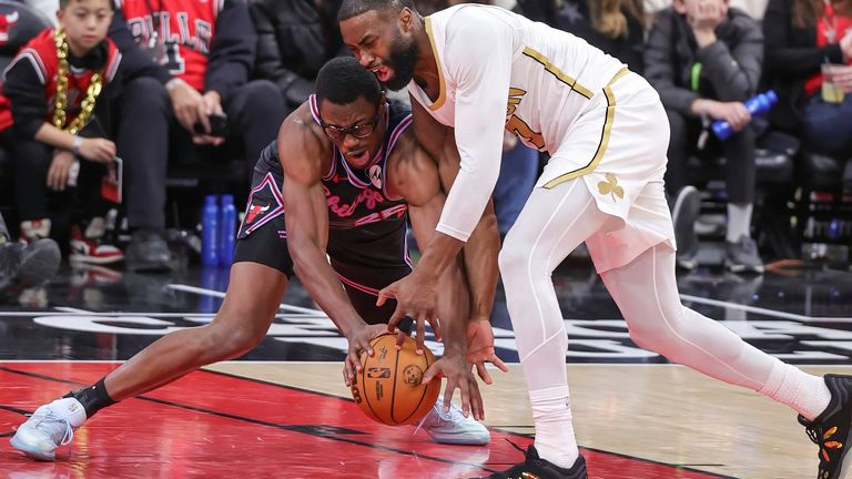 Jalen Smith (l) & die Chicago Bulls gewinnen das knappe Duell gegen Jaylen Brown (r) & die Boston Celtics mit 114:111. Brown wird Topscorer.