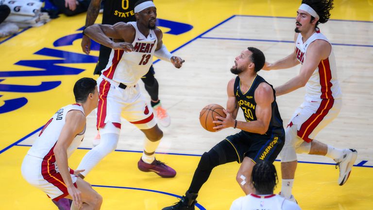 Stephen Curry (Nr. 30) und die Golden State Warriors besiegen die Gäste aus Miami dank einer starken Leistung mit 135:112.