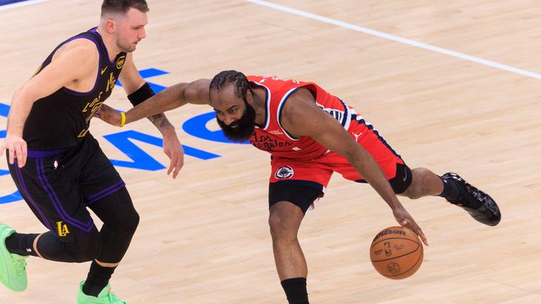 James Harden (r) & die Los Angeles Clippers gewinnen gegen die Stadtrivalen Los Angeles Lakers & Luka Doncic (l) mit 112:104.