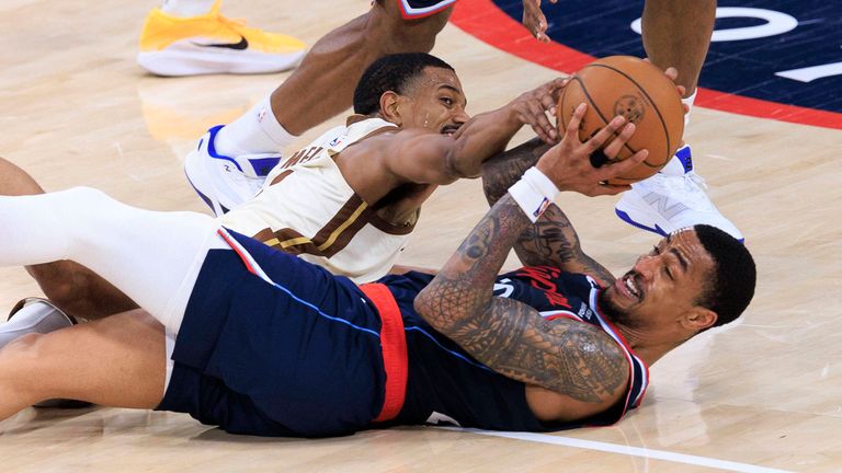 De Anthony Melton (weißes Trikot) & John Collins (blaues Trikot) kämpfen im Spiel der Golden State Warriors bei den LA Clippers um den Ball.