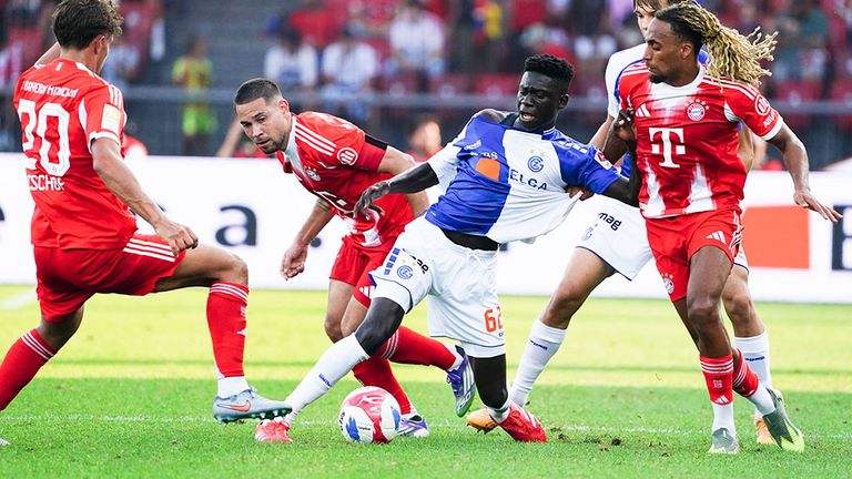 Bara Sapoko Ndiaye (M) als Gastspieler beim Grasshopper Club Zürich im Sommer-Testkick umzingelt von Bayern-Stars.