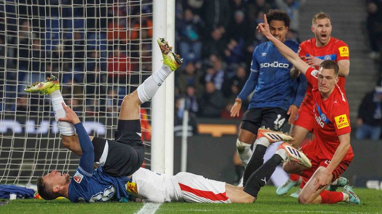 Rot und Elfmeter! Diese Szene brachte Arminia Bielefeld ins Spiel zurück.