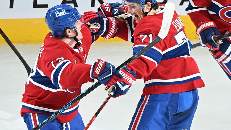 Jake Evans (r) & Cole Caufield (l) von den Montreal Canadiens feiern das Siegtor in der Overtime im Topspiel gegen die Vegas Golden Knights.