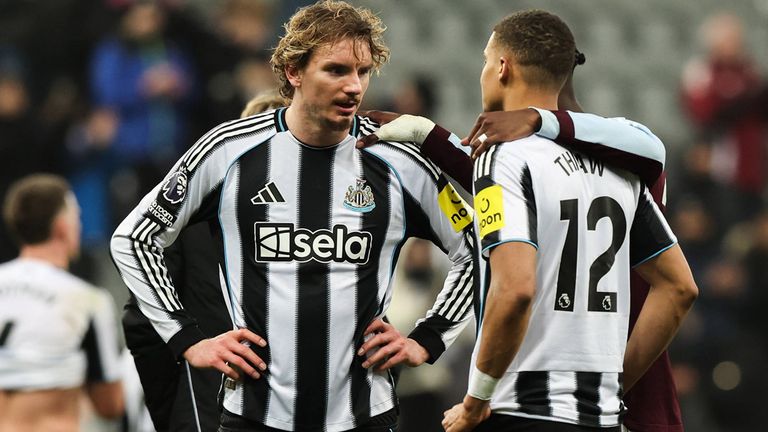 Nick Woltemade (l.) verliert mit Newcastle United gegen Aston Villa. 