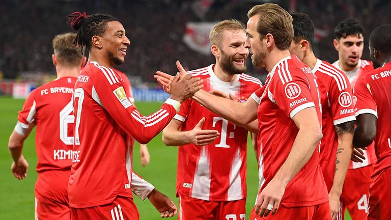 Michael Olise (l.) und Harry Kane werden mit dem FC Bayern München in Salzburg auflaufen.