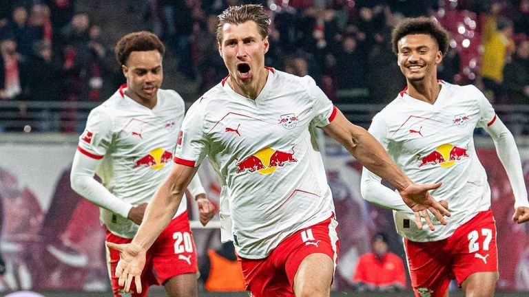 Willi Orban bejubelt seinen Treffer zum zwischenzeitlichen 1:0 für Leipzig. 
