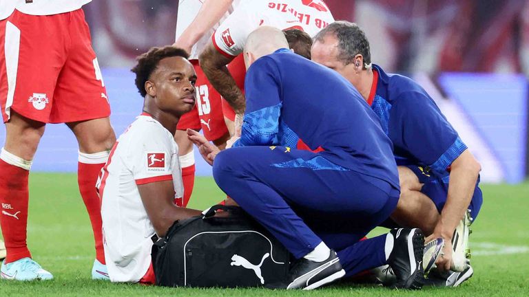 Bitter! Shootingstar Assan Ouedraogo wird RB Leipzig länger fehlen.