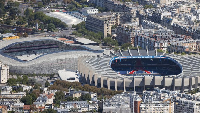Das Stade Jean-Bouin des Paris FC und den berühmten Parc des Princes von PSG trennt nur eine einzige Straße.  