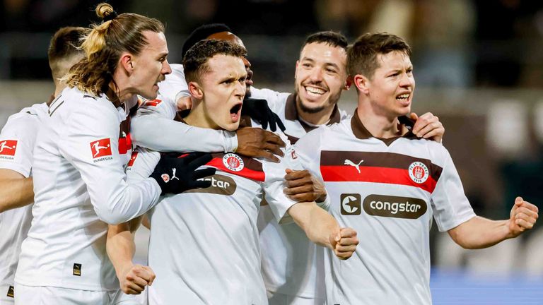 Der FC St. Pauli feiert den Ausgleichstreffer gegen RB Leipzig.