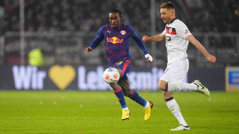 Karol Mets (r.) vom FC St. Pauli und Yan Diomande von RB Leipzig kämpfen um den Ball.