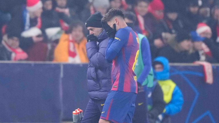 Musste im Champions-League-Spiel bei Slavia Prag verletzt vom Feld: Barca-Star Pedri.
