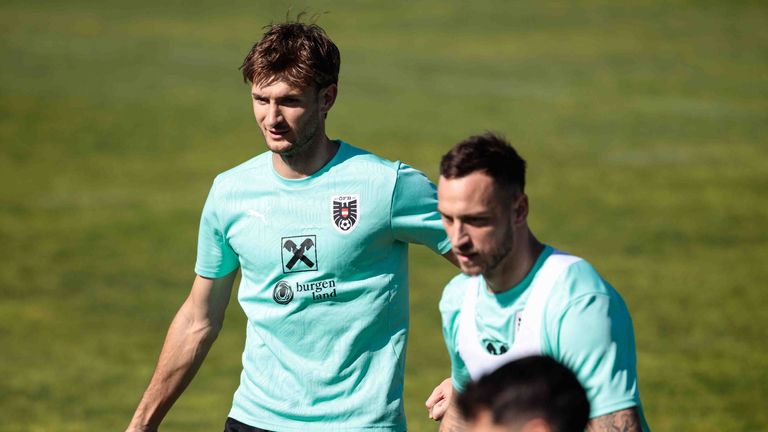Österreichs Nationalspieler Stefan Posch (l.) ist auf der Wunschliste des FSV Mainz 05 gelandet.