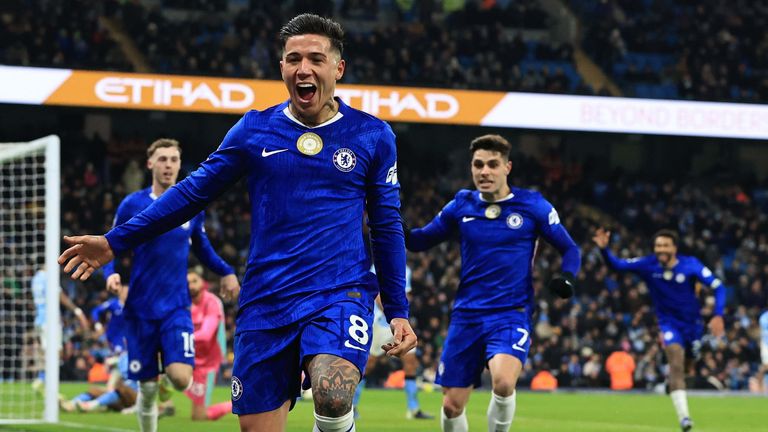 Enzo Fernández (Mitte) rettet Chelsea in der 90.+4' mit dem Ausgleichstreffer zum 1:1! Am Mittwoch wartet bereits das Spiel gegen Fulham.