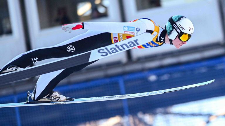 Domen Prevc setzt den weitesten Satz in der Qualifikation in Bischofshofen.