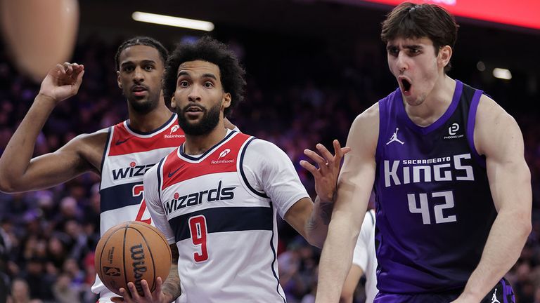 Kings-Center Maxime Raynaud (r.) bejubelt ein Foul von Wizards-Forward Justin Champagne.