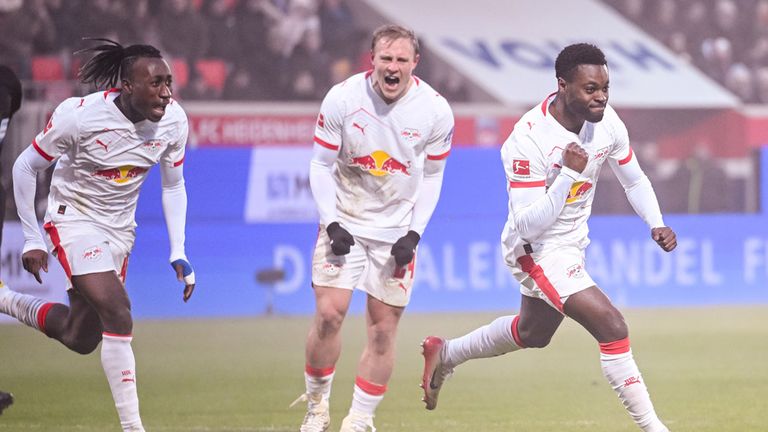 Ridle Baku (r.) bricht mit seinem Treffer zum 1:0 den Bann: Leipzig gewinnt im Anschluss deutlich beim 1. FC Heidenheim.