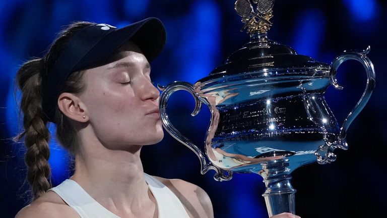Elena Rybakina triumphiert erstmals bei den Australian Open. 