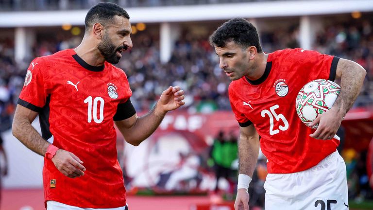 Mohamed Salah (l.) und Ahmed Sayed Zizo im Austausch über die Ausführung des Freistoßes.