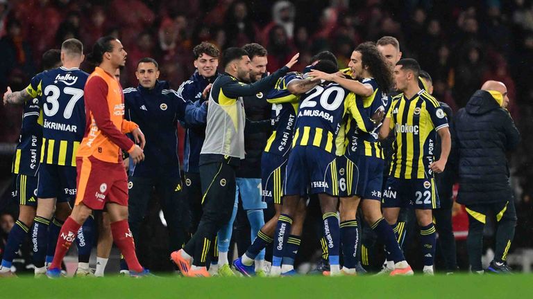 Leroy Sane und Galatasaray Istanbul mussten sich Stadtrivale Fenerbahce geschlagen geben.