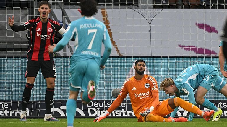 Während Frankfurt-Kapitän Robin Koch (l.) mit den Vorderleuten mosert, wirkt Keeper Kaua Santos (sitzend) nach einem Gegentor fassungslos.