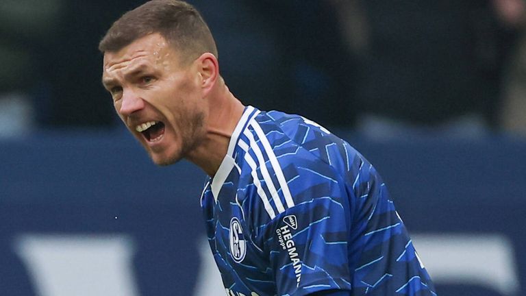 Edin Dzeko trifft direkt bei seinem Debüt für den FC Schalke 04. 