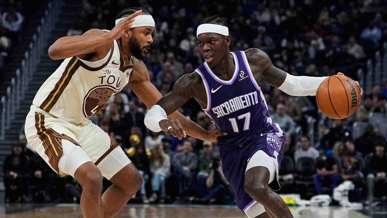 Dennis Schröder (r.) versucht an Moses Moody von den Golden State Warriors vorbeizuziehen.