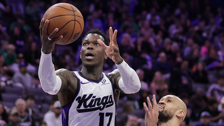 Kings-Guard Dennis Schroder (l.) setzt sich gegen Derrick White von den Boston Celtics durch.