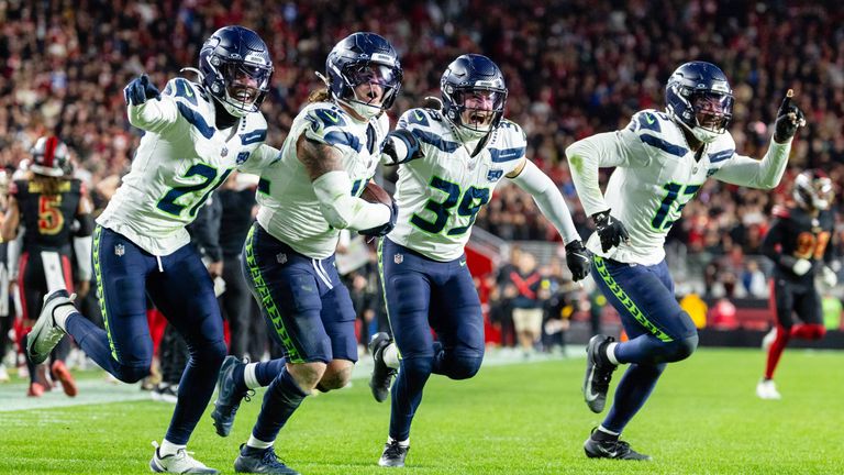 Die Seattle Seahawks feiern eine Interception ihres Mitspielers Drake Thomas (zweiter von links), beim Sieg gegen die San Francisco 49ers.