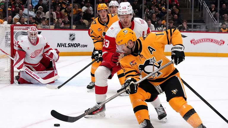 Detroit-Verteidiger Moritz Seider (2. von r.) stellt sich Bryan Rust von den Pittsburgh Penguins.