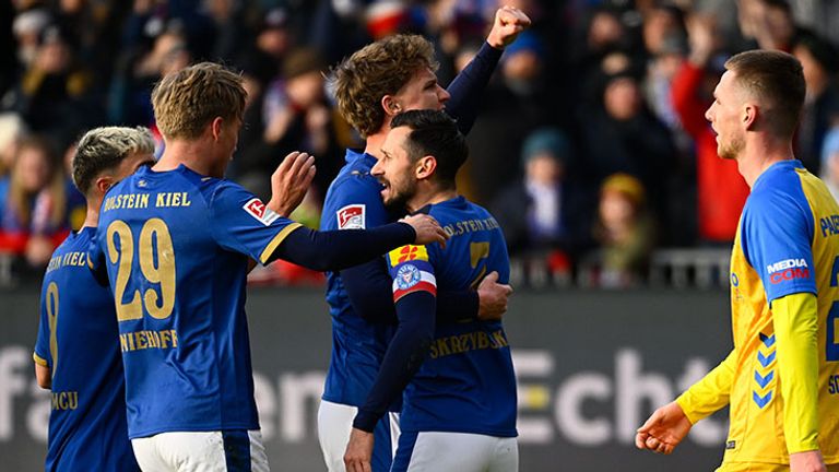 Steven Skrzybski (2. von r.) jubelt mit seinen Holstein-Teamkollegen.