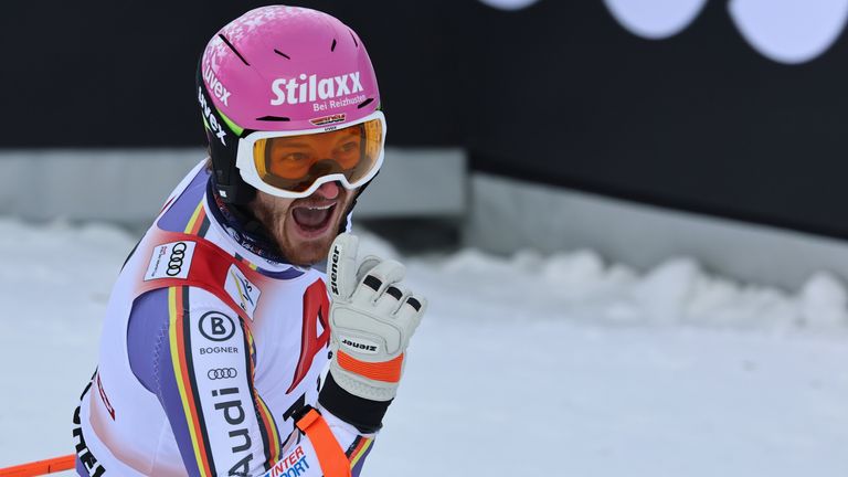 Linus Strasser macht mit einem Jubelschrei zu seinem Podium in Kitzbühel seine Erleichterung deutlich.