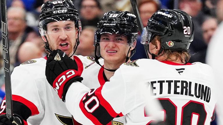 Tim Stützle bejubelt mit seinen Senators den nächsten Sieg in der NHL.