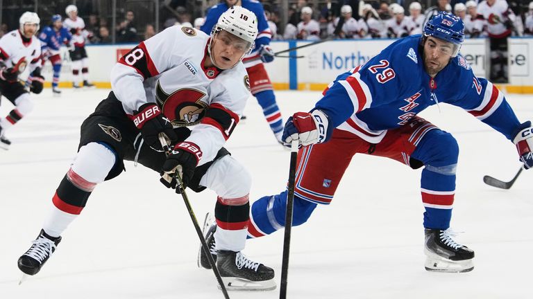 Tim Stützle (l.) trifft gegen die Rangers.