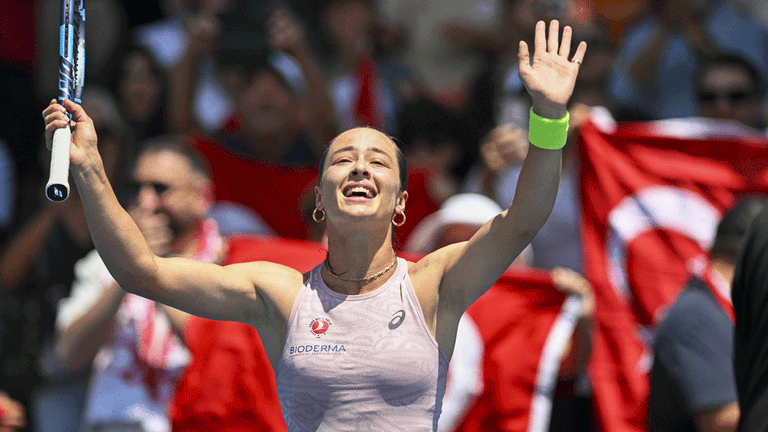 Zeynep Sonmez besiegt die Ungarin Anna Bondar mit 6:2, 6:4 bei den Australian Open. 