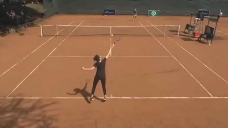 Hajar Abdelkader auf dem Tennisplatz in Nairobi. (Quelle: eurosport.de)