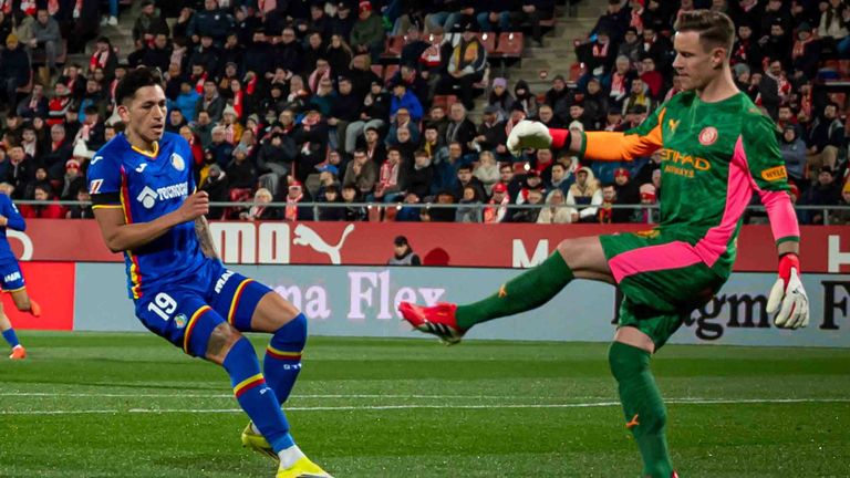 Marc-Andre ter Stegen (r.) gab gegen den FC Getafe sein Debüt für den FC Girona.
